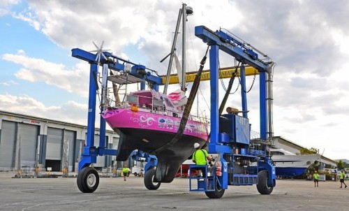 Gently does it. Jessica Watson’s Ella’s Pink Lady’ out of harm’s way and headed for ’surgery’ © Gold Coast City Marina